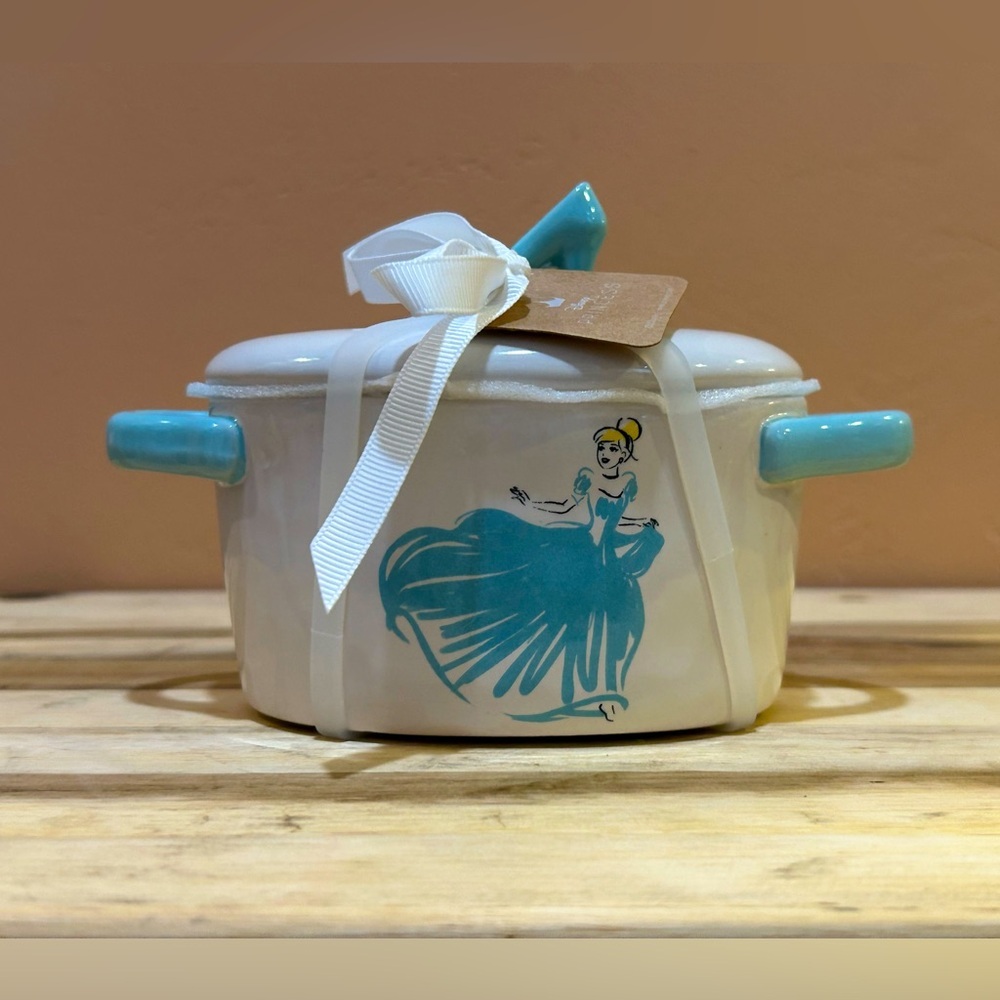 NWTS RAE DUNN DISNEY PRINCESS COLLECTION CINDERELLA CERAMIC BAKING DISH.